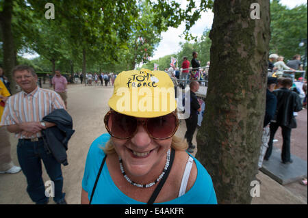 Die Mall, London UK. 7. Juli 2014. Riesige Menschenmassen erwarten die Ankunft der Tour de France-Läufer auf der Mall. Bildnachweis: Malcolm Park Leitartikel/Alamy Live-Nachrichten Stockfoto