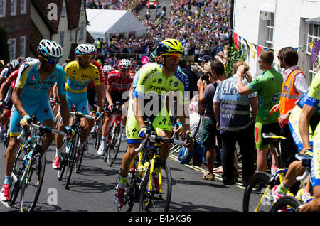 Finchingfield, Essex, England. 7. Juli 2014. Tour de France in Essex Finchingfield Essex UK.  Der Tour de France Etappe von Cambridge nach London führt durch die malerische Essex Dorf Finchingfield.  Radfahrer klettert der Finchingfield Straße. Bildnachweis: William Edwards/Alamy Live-Nachrichten Stockfoto