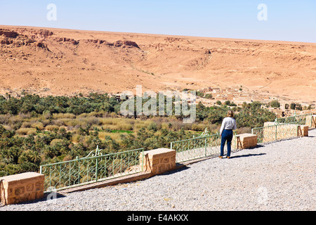 Ziz Schlucht Aoufouss Kasbah, ergibt sich die Schlucht des Flusses Ziz schneiden durch das Atlas-Gebirge, Palmaraies, Marokko Stockfoto