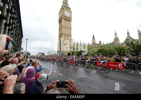 Westminster London, UK. 7. Juli 2014. Tausende von Menschen richten Sie die Straßen von London wie Radfahrer die Houses of Parliament in Stufe 3 2014 Tour de France-Radrundfahrt Credit passieren: Amer Ghazzal/Alamy Live-Nachrichten Stockfoto