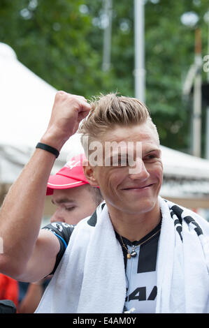 London, UK. 7. Juli 2014. Marcel Kittel feiert gewinnen 3. Etappe der Tour De France Cambridge nach London. Bildnachweis: Aktion Plus Sport/Alamy Live-Nachrichten Stockfoto