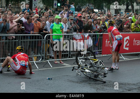 Westminster London, UK. 7. Juli 2014. Radfahrer bei einem Unfall Zusammenstoß wie Tausende von Menschen auf den Straßen von London wie Radfahrer durch die Houses of Parliament in Stufe 3 2014 Tour de France-Radrundfahrt Credit: Amer Ghazzal/Alamy Live-Nachrichten Stockfoto