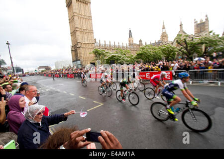 Westminster London, UK. 7. Juli 2014. Tausende von Menschen richten Sie die Straßen von London wie Radfahrer die Houses of Parliament in Stufe 3 2014 Tour de France-Radrundfahrt Credit passieren: Amer Ghazzal/Alamy Live-Nachrichten Stockfoto