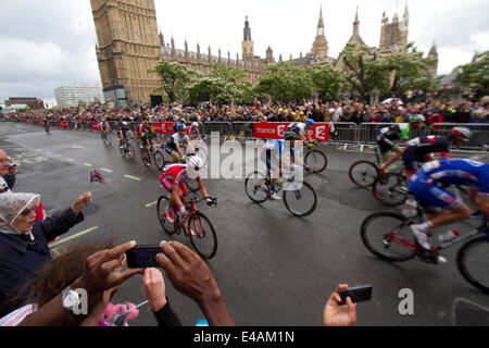 Westminster London, UK. 7. Juli 2014. Tausende von Menschen richten Sie die Straßen von London wie Radfahrer die Houses of Parliament in Stufe 3 2014 Tour de France-Radrundfahrt Credit passieren: Amer Ghazzal/Alamy Live-Nachrichten Stockfoto