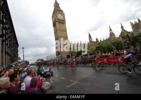 Westminster London, UK. 7. Juli 2014. Tausende von Menschen richten Sie die Straßen von London wie Radfahrer die Houses of Parliament in Stufe 3 2014 Tour de France-Radrundfahrt Credit passieren: Amer Ghazzal/Alamy Live-Nachrichten Stockfoto