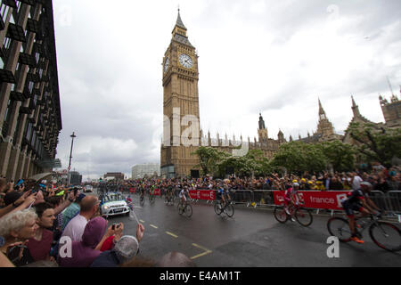 Westminster London, UK. 7. Juli 2014. Tausende von Menschen richten Sie die Straßen von London wie Radfahrer die Houses of Parliament in Stufe 3 2014 Tour de France-Radrundfahrt Credit passieren: Amer Ghazzal/Alamy Live-Nachrichten Stockfoto