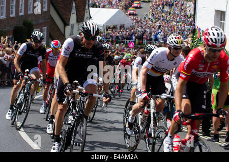 Finchingfield, Essex, England. 7. Juli 2014. Tour de France in Essex Finchingfield Essex UK.  Der Tour de France Etappe von Cambridge nach London führt durch die malerische Essex Dorf Finchingfield.  Radfahrern erklimmen den Hügel Wethersfield unterwegs. Bildnachweis: William Edwards/Alamy Live-Nachrichten Stockfoto