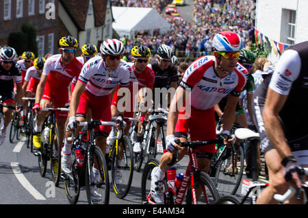 Finchingfield, Essex, England. 7. Juli 2014. Tour de France in Essex Finchingfield Essex UK.  Der Tour de France Etappe von Cambridge nach London führt durch die malerische Essex Dorf Finchingfield.  Klettern den Hügel auf Wethersfield Straße Finchingfield Kredit Fahrer: William Edwards/Alamy Live News Stockfoto