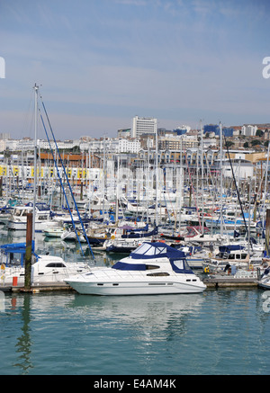 Brighton Sussex UK - Brighton Marina teure Yachten, die an den Anlegestegen festgemacht sind Stockfoto