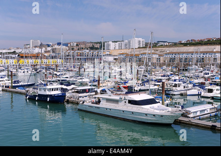 Brighton Sussex UK - Brighton Marina teure Yachten, die an den Anlegestegen festgemacht sind Stockfoto