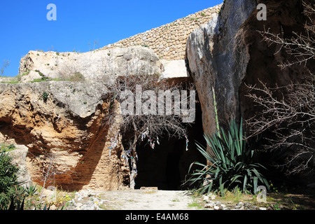 Der Eingang zu den frühchristlichen Katakomben in Fabrica Hill, Paphos, Zypern, die als Zufluchtsort vor der römischen Verfolgung dienten Stockfoto