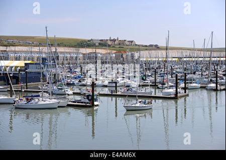 Brighton Sussex UK - Brighton Marina teure Yachten, die an den Anlegestegen festgemacht sind Stockfoto