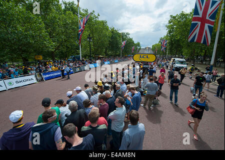 Die Mall, London UK. 7. Juli 2014. Riesige Menschenmassen erwarten die Ankunft der Tour de France-Läufer auf der Mall. Bildnachweis: Malcolm Park Leitartikel/Alamy Live-Nachrichten Stockfoto