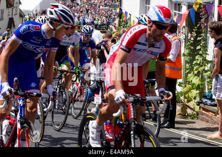 Finchingfield, Essex, England. 7. Juli 2014. Tour de France in Essex Finchingfield Essex UK.  Der Tour de France Etappe von Cambridge nach London führt durch die malerische Essex Dorf Finchingfield.  Klettern den Hügel in Wethersfield Straße Finchingfield Fahrer. Bildnachweis: William Edwards/Alamy Live-Nachrichten Stockfoto