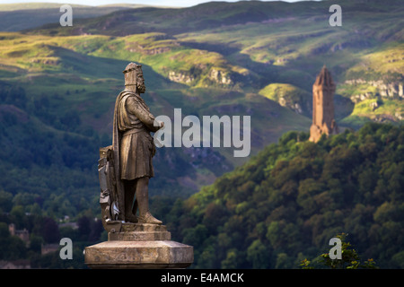 Geschnitzte Steinstatue von Robert the Bruce, König von Schottland auf der Schlosspromenade, und Wallace Monument, Stirling, Stirlingshire, Schottland, VEREINIGTES KÖNIGREICH Stockfoto