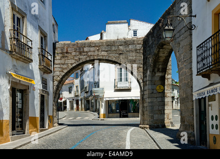 Portugal, Alentejo, Évora, einer Straße in der Altstadt, historische Gebäude und mittelalterliche Bögen Stockfoto