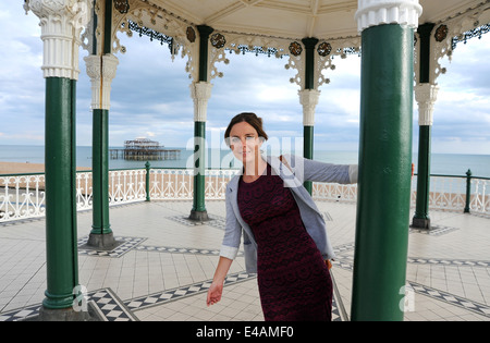 Junge Frau am Musikpavillon Brighton Seafront UK Stockfoto