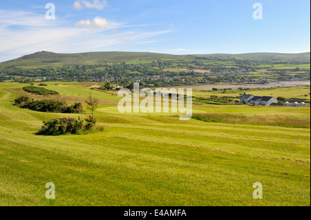 Grüne Felder von Newport Links Golf Club Blick auf Ferne Newport Sands Beach, Wales, UK Stockfoto