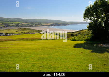 Grüne Felder von Newport Links Golf Club Blick auf Ferne Newport Sands Beach, Wales, UK Stockfoto