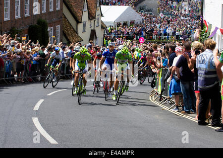 Finchingfield, Essex, England, 7. Juli 2014. Tour de France in Essex Finchingfield Essex UK.  Der Tour de France Etappe von Cambridge nach London führt durch die malerische Essex Dorf Finchingfield.  Fahrer aus der Finchingfield Kredit Klettern: William Edwards/Alamy Live News Stockfoto