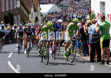 Finchingfield, Essex, England, 7. Juli 2014. Tour de France in Essex Finchingfield Essex UK.  Der Tour de France Etappe von Cambridge nach London führt durch die malerische Essex Dorf Finchingfield.  Fahrer aus der Finchingfield Kredit Klettern: William Edwards/Alamy Live News Stockfoto