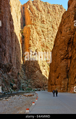 Aspekte der Todgha-Schlucht, gepflasterte Straße, Hotels, Wandern, Teppich Verkäufer, Fluss, 4 Rad-Antrieb, Wanderer, Kletterer, Steilklippen, Marokko Stockfoto