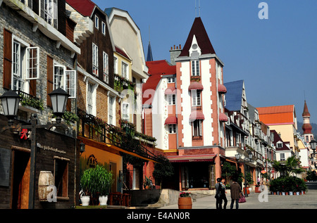 BAI LU, CHINA: Blick Blick nach Norden auf der Hauptstraße des Sino-französischen Dorfes mit seinen elsässischen Französisch inspirierten Bauten Stockfoto