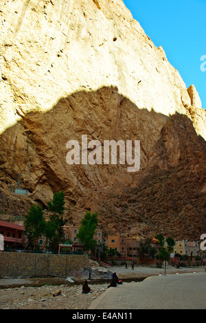 Aspekte der Todgha-Schlucht, gepflasterte Straße, Hotels, Wandern, Teppich Verkäufer, Fluss, 4 Rad-Antrieb, Wanderer, Kletterer, Steilklippen, Marokko Stockfoto