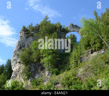 MACKINAC ISLAND, MI, USA - Juni 21: Arch Rock in Mackinac Island, MI, hier gezeigt am 21. Juni 2014, 50 Fuß breit ist und war für Stockfoto