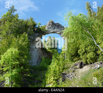 MACKINAC ISLAND, MI, USA - Juni 21: Arch Rock in Mackinac Island, MI, hier gezeigt am 21. Juni 2014, 50 Fuß breit ist und war für Stockfoto