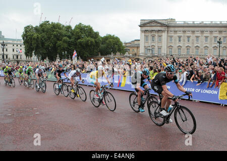 Tour de France 2014 Stufe 3 letzten Kilometer vorbei an Buckingham Palace, London, UK. Stockfoto