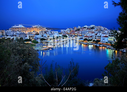 Riesige Kreuzfahrtschiff in Agios Nikolaos Stadt, Lasithi, Kreta, Griechenland. Sie können auch die legendäre "bodenlose" Überlieferung see Stockfoto