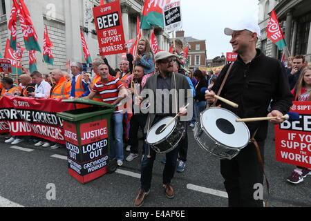 London, UK. 7. Juli 2014. Bild von Siptu Protest im Stadtzentrum von Dublin von Arbeitnehmern aus den Greyhound Entsorgungsunternehmen. Demonstranten Kampagne gegen die "Greyhound Lockout" als Streik der Arbeiter nach einer vorgeschlagenen Lohnkürzung. Bildnachweis: Brendan Donnelly/Alamy Live-Nachrichten Stockfoto