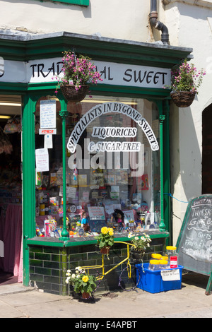 Tour de France in Yorkshire 2014 verkaufsfördernd, hier eine traditionelle Konditorei mit einem gelben Fahrrad Stockfoto