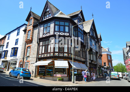 Dekorative Fassade des viktorianischen Gebäudes der Kategorie II am Fairfax Place, Dartmouth, Devon, England, Großbritannien Stockfoto