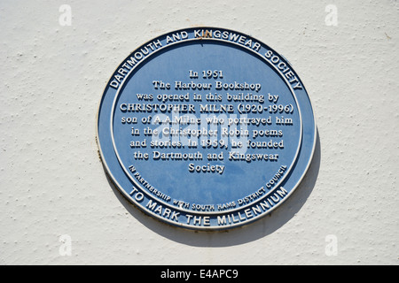 Christopher Milne (Schauspieler und Autor) Plakette außerhalb Hafen Buchhandlung, Newcomen Straße, Dartmouth, Bezirk South Hams, Devon, England, Vereinigtes Königreich Stockfoto