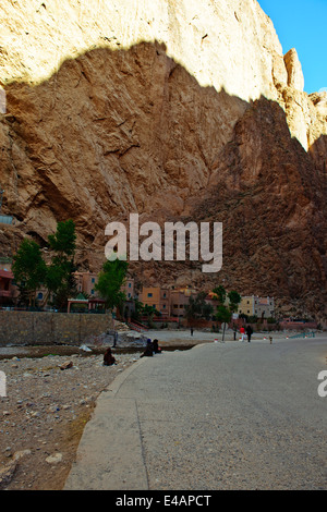 Aspekte der Todgha-Schlucht, gepflasterte Straße, Hotels, Wandern, Teppich Verkäufer, Fluss, 4 Rad-Antrieb, Wanderer, Kletterer, Steilklippen, Marokko Stockfoto