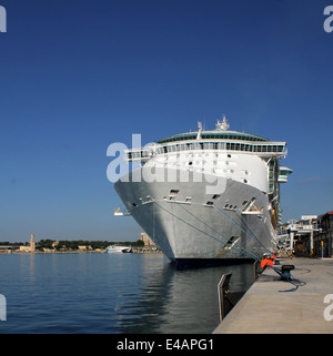 Mega-Kreuzfahrtschiff "Unabhängigkeit OF THE SEAS" (338,92 m) - von Royal Caribbean International Cruise Line betrieben Stockfoto