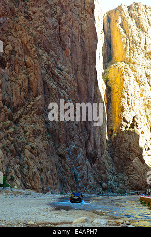 Aspekte der Todgha-Schlucht, gepflasterte Straße, Hotels, Wandern, Teppich Verkäufer, Fluss, 4 Rad-Antrieb, Wanderer, Kletterer, Steilklippen, Marokko Stockfoto