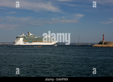 Mega-Kreuzfahrtschiff "Unabhängigkeit OF THE SEAS" (338,92 m) - von Royal Caribbean International Cruise Line betrieben Stockfoto