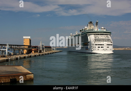 Mega-Kreuzfahrtschiff "Unabhängigkeit OF THE SEAS" (338,92 m) - von Royal Caribbean International Cruise Line betrieben Stockfoto