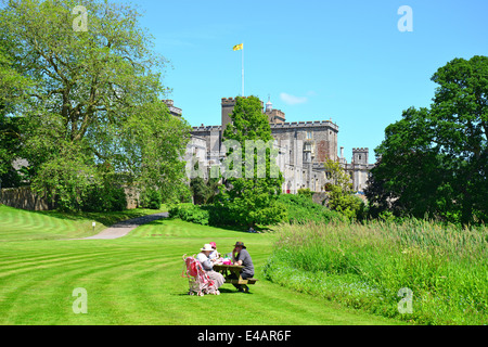 Powderham Castle aus Gärten, Kenton, Devon, England, Vereinigtes Königreich Stockfoto