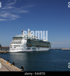 Mega-Kreuzfahrtschiff "Unabhängigkeit OF THE SEAS" (338,92 m) - von Royal Caribbean International Cruise Line betrieben Stockfoto