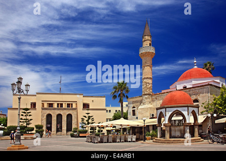 Die Defterdar Moschee und das Achaeological Museum (links) am Eleftherias Platz, Kos-Stadt, Dodekanes, Ägäis, Griechenland. Stockfoto