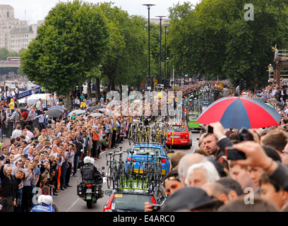 London, UK - 7. Juli 2014: Tour de France Team Begleitfahrzeuge aus Blackfriars Unterführung vor großen Menschenmengen Stockfoto