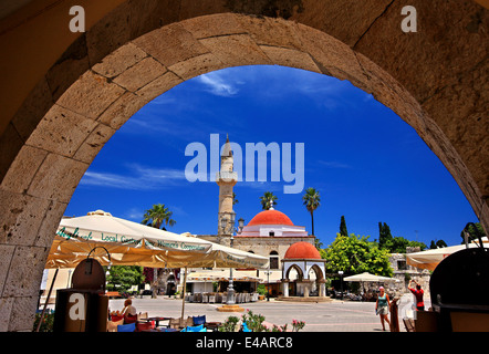 Die Defterdar Moschee, gesehen "durch" den Bogen von einer "Italienischen" Gebäude, am Eleftherias Square, Insel Kos, Dodekanes, Griechenland Stockfoto