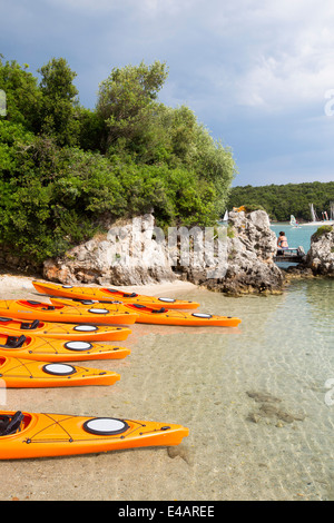 Seekajaks in Sivota, Griechenland. Stockfoto