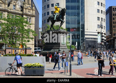 Zuschauer, die Weitergabe des schwarzen Prinz Statue tragen gelbe Trikot markiert den Beginn der Tour de France in Leeds, Yorkshire, Vereinigtes Königreich Stockfoto