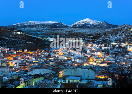 Panoramablick an der Dämmerung, Alcalá la Real, Jaen-Provinz, Region von Andalusien, Spanien, Europa Stockfoto