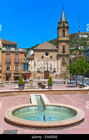 Paseillo de la Mora-Brunnen und Kirche von Consolacion, Alcalá la Real, Jaen-Provinz, Region von Andalusien, Spanien, Europa Stockfoto